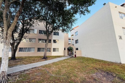 Condo in Hialeah, Florida, 3 bedrooms  № 2172323 - photo 27