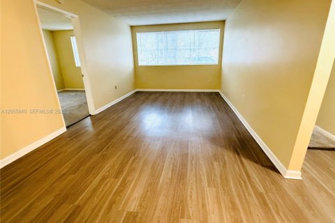 Condo in Hialeah, Florida, 3 bedrooms  № 2172323 - photo 11