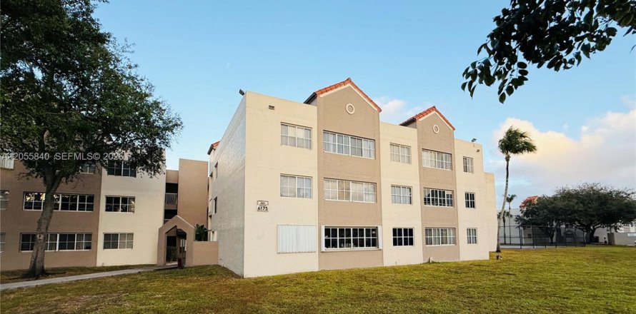 Condo in Hialeah, Florida, 3 bedrooms  № 2172323