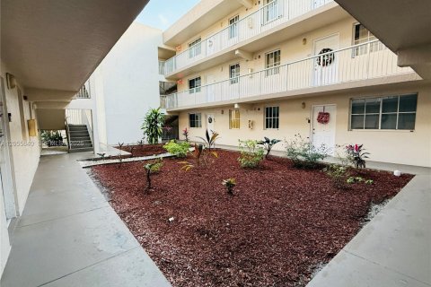 Condo in Hialeah, Florida, 3 bedrooms  № 2172323 - photo 23