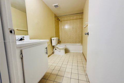Condo in Hialeah, Florida, 3 bedrooms  № 2172323 - photo 17