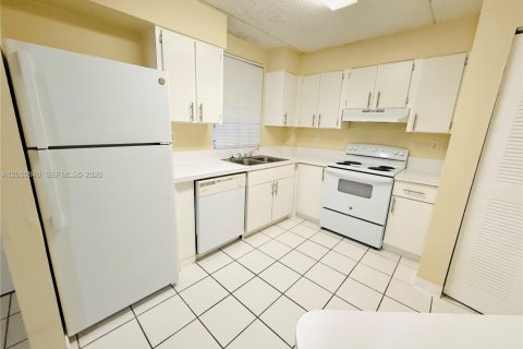 Condo in Hialeah, Florida, 3 bedrooms  № 2172323 - photo 7