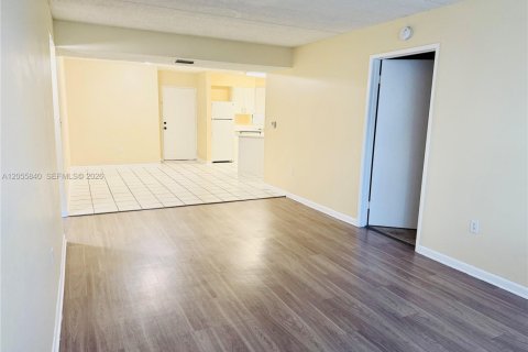 Condo in Hialeah, Florida, 3 bedrooms  № 2172323 - photo 13