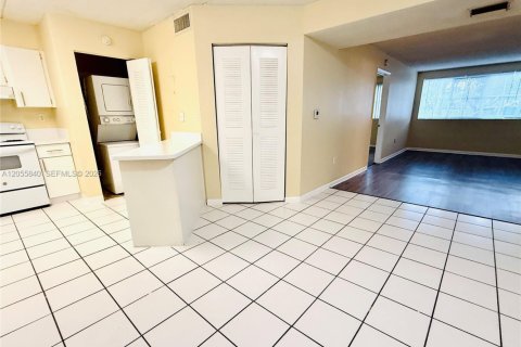 Condo in Hialeah, Florida, 3 bedrooms  № 2172323 - photo 8