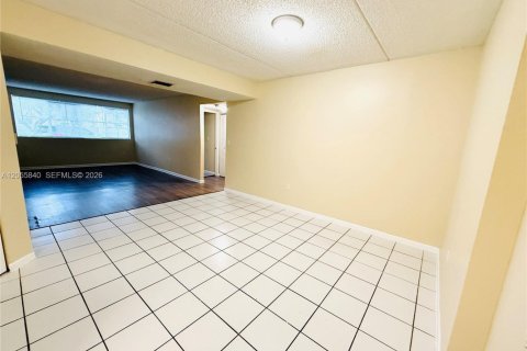 Condo in Hialeah, Florida, 3 bedrooms  № 2172323 - photo 10