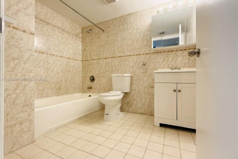 Condo in Hialeah, Florida, 3 bedrooms  № 2172323 - photo 21