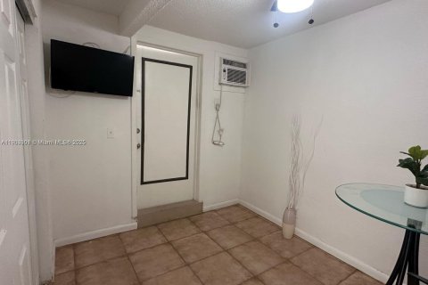 Casa en alquiler en Hollywood, Florida, 1 dormitorio, 263.75 m2 № 2079313 - foto 7
