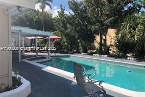 Casa en alquiler en Hollywood, Florida, 1 dormitorio, 263.75 m2 № 2079313 - foto 2