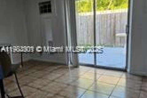Casa en alquiler en Hollywood, Florida, 1 dormitorio, 263.75 m2 № 2079313 - foto 3