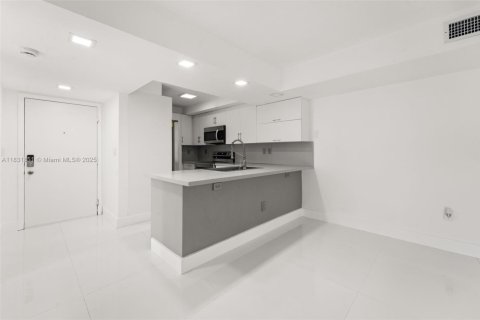Купить кондоминиум в Дорал, Флорида 2 спальни, 86.03м2, № 1809725 - фото 4