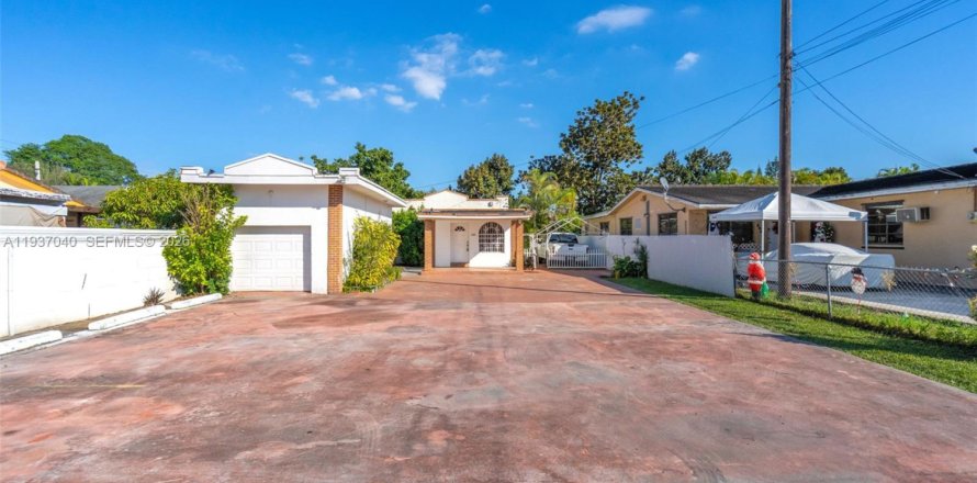 Дом в Майами, Флорида 4 спальни, 144.28м2 № 1995390