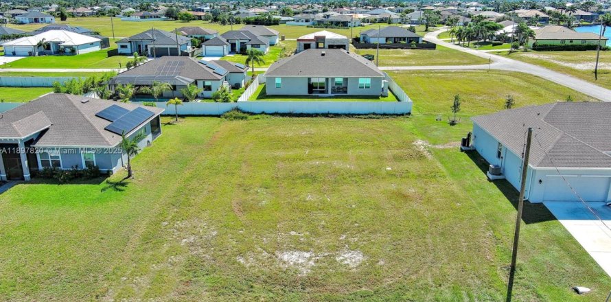 Land in Cape Coral, Florida № 2158448