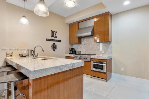 Condo in Bal Harbour, Florida, 2 bedrooms  № 2018712 - photo 5