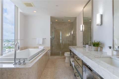 Condo in Bal Harbour, Florida, 2 bedrooms  № 2018712 - photo 8