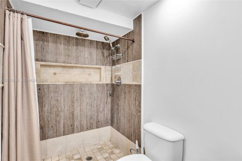 Casa en venta en Pembroke Pines, Florida, 5 dormitorios, 184.88 m2 № 2426675 - foto 26