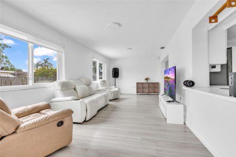 Casa en venta en Pembroke Pines, Florida, 5 dormitorios, 184.88 m2 № 2426675 - foto 16