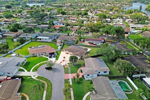 Casa en venta en Pembroke Pines, Florida, 5 dormitorios, 184.88 m2 № 2426675 - foto 3