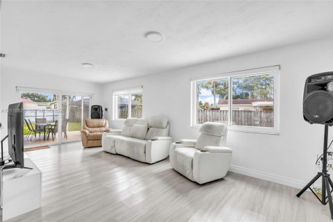 Casa en venta en Pembroke Pines, Florida, 5 dormitorios, 184.88 m2 № 2426675 - foto 15