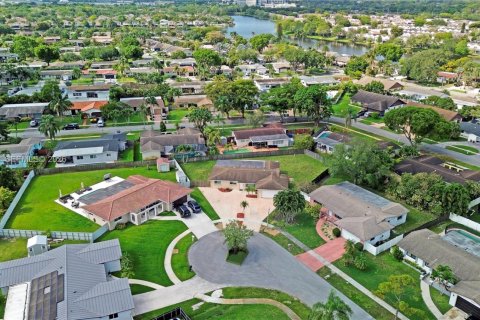 Casa en Pembroke Pines, Florida 5 dormitorios, 184.88 m2 № 2426675