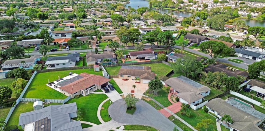 Casa en Pembroke Pines, Florida 5 dormitorios, 184.88 m2 № 2426675