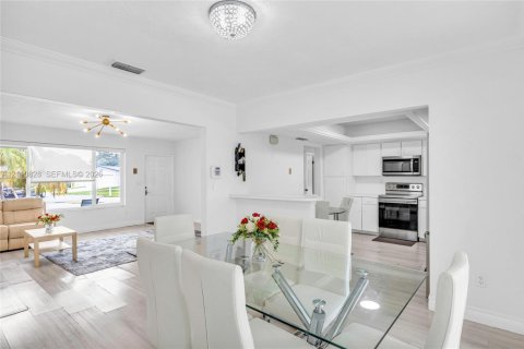 Casa en venta en Pembroke Pines, Florida, 5 dormitorios, 184.88 m2 № 2426675 - foto 11