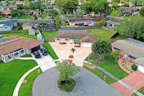 Casa en venta en Pembroke Pines, Florida, 5 dormitorios, 184.88 m2 № 2426675 - foto 2