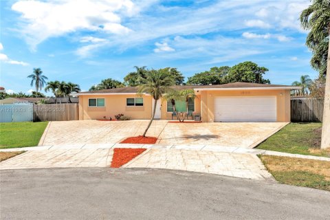 Casa en venta en Pembroke Pines, Florida, 5 dormitorios, 184.88 m2 № 2426675 - foto 5