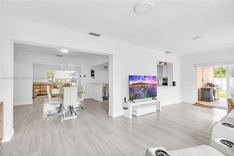 Casa en venta en Pembroke Pines, Florida, 5 dormitorios, 184.88 m2 № 2426675 - foto 18