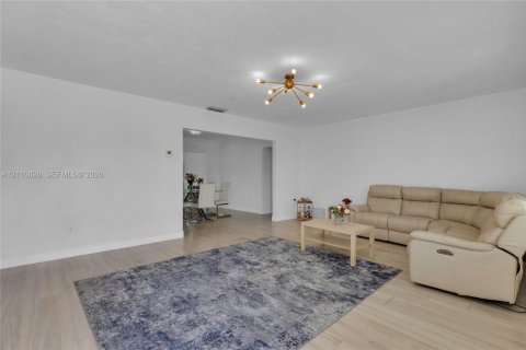Casa en venta en Pembroke Pines, Florida, 5 dormitorios, 184.88 m2 № 2426675 - foto 9
