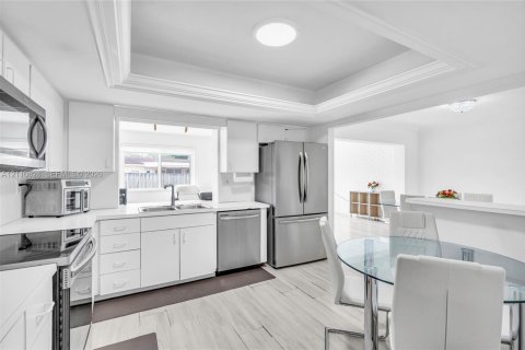 Casa en venta en Pembroke Pines, Florida, 5 dormitorios, 184.88 m2 № 2426675 - foto 14