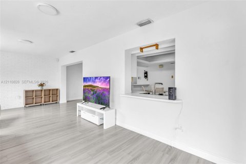 Casa en venta en Pembroke Pines, Florida, 5 dormitorios, 184.88 m2 № 2426675 - foto 17