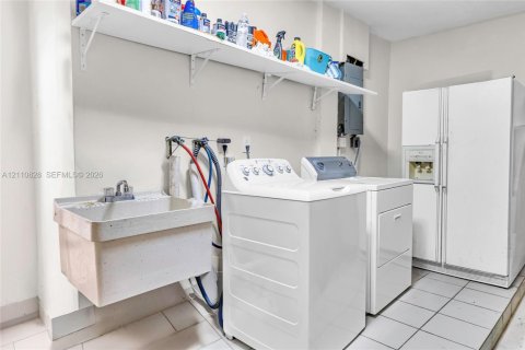 Casa en venta en Pembroke Pines, Florida, 5 dormitorios, 184.88 m2 № 2426675 - foto 23