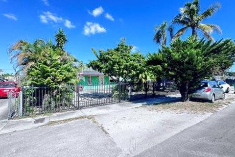 Villa ou maison à vendre à Miami, Floride: 3 chambres, 121.98 m2 № 1976022 - photo 1