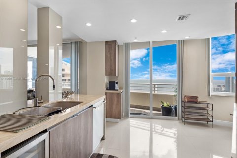 Copropriété à louer à Miami, Floride: 2 chambres, 157.38 m2 № 1976978 - photo 12