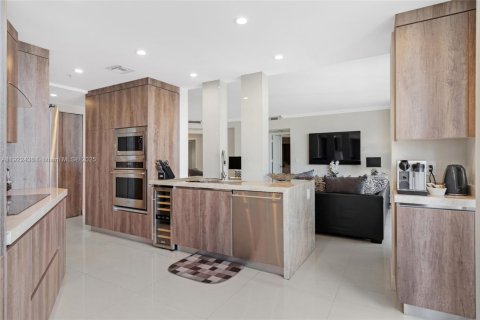 Copropriété à louer à Miami, Floride: 2 chambres, 157.38 m2 № 1976978 - photo 9