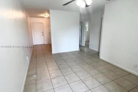 Commercial property in Dania Beach, Florida 116.59 sq.m. № 2245255 - photo 6