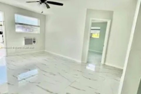 Commercial property in Dania Beach, Florida 116.59 sq.m. № 2245255 - photo 2