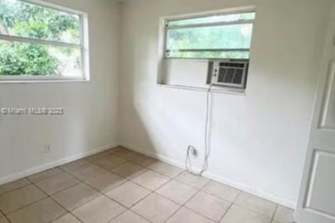 Commercial property in Dania Beach, Florida 116.59 sq.m. № 2245255 - photo 7