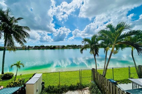 Adosado en Miami, Florida 3 dormitorios, 122.54 m2 № 2020160