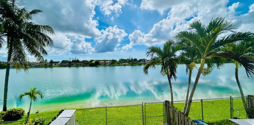 Таунхаус в Майами, Флорида 3 спальни, 122.54м2 № 2020160