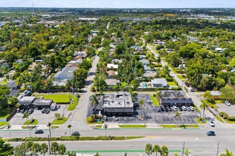 Commercial property in Oakland Park, Florida № 2081929 - photo 1