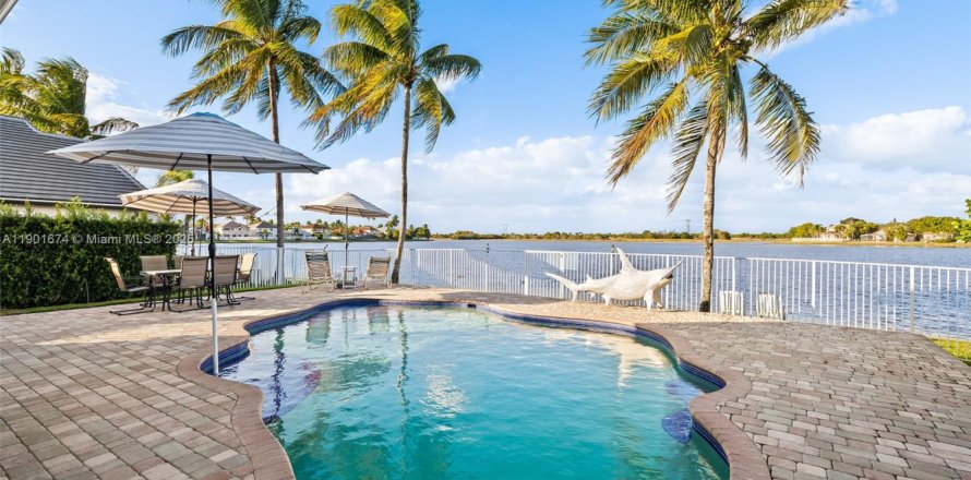 Villa ou maison à Weston, Floride 5 chambres, 247.96 m2 № 1953566