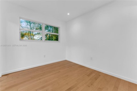 House in Pinecrest, Florida 3 bedrooms, 208.75 sq.m. № 2301251 - photo 8