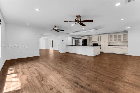 House in Pinecrest, Florida 3 bedrooms, 208.75 sq.m. № 2301251 - photo 19
