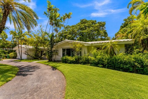 Casa en Pinecrest, Florida 3 dormitorios, 208.75 m2 № 2301251
