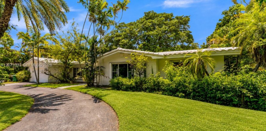 House in Pinecrest, Florida 3 bedrooms, 208.75 sq.m. № 2301251