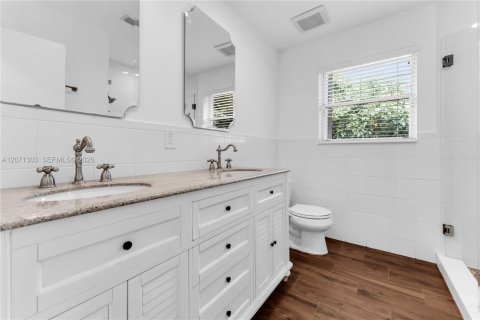 House in Pinecrest, Florida 3 bedrooms, 208.75 sq.m. № 2301251 - photo 11