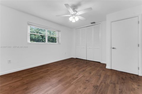 House in Pinecrest, Florida 3 bedrooms, 208.75 sq.m. № 2301251 - photo 9