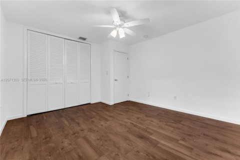 House in Pinecrest, Florida 3 bedrooms, 208.75 sq.m. № 2301251 - photo 10