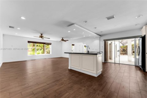 House in Pinecrest, Florida 3 bedrooms, 208.75 sq.m. № 2301251 - photo 22